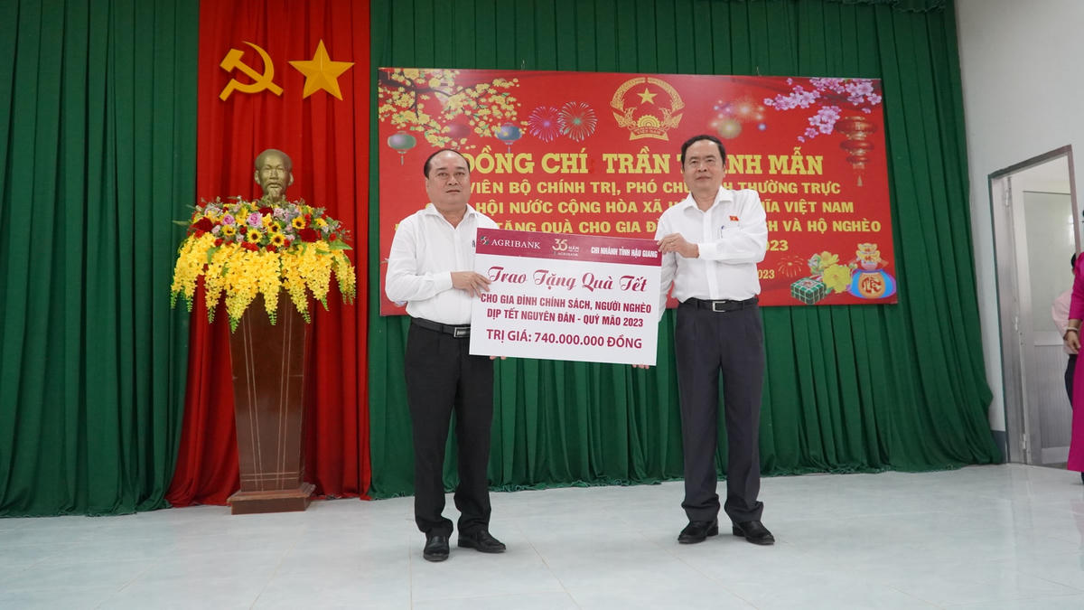 Lãnh đạo UBMTTQ Việt Nam tỉnh Hậu Giang tiếp nhận bảng tượng trưng. 