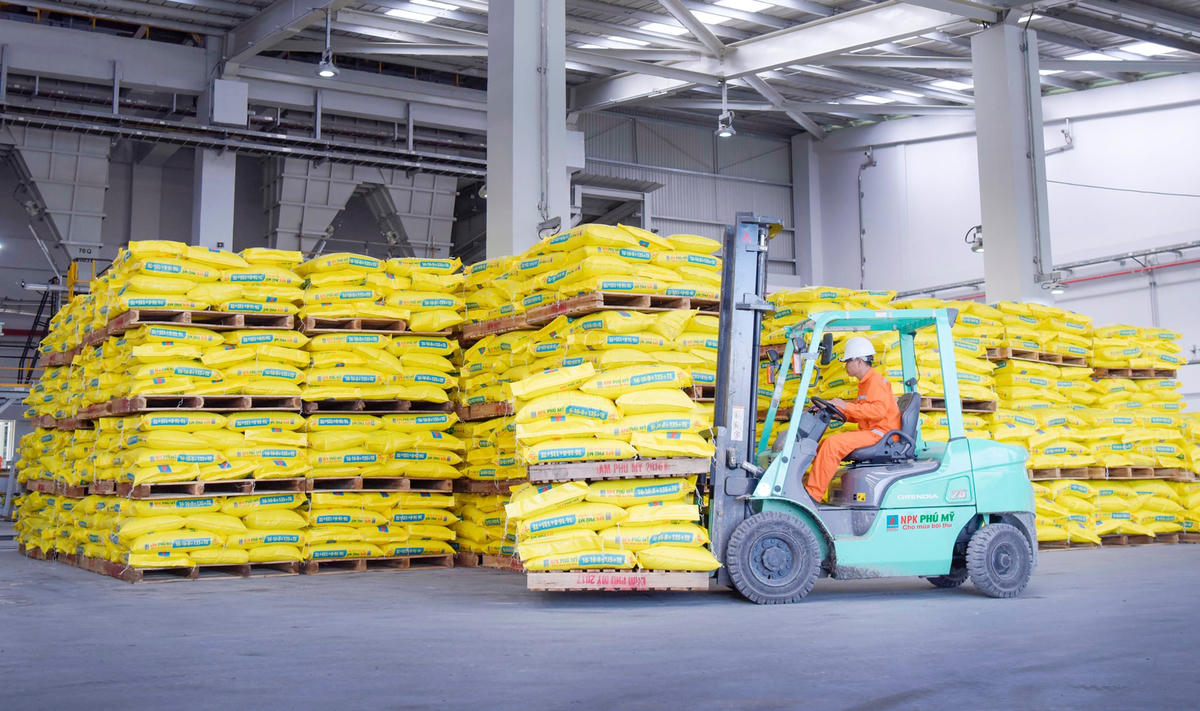 Sản xuất phân bón tại Nhà máy Đạm Phú Mỹ.