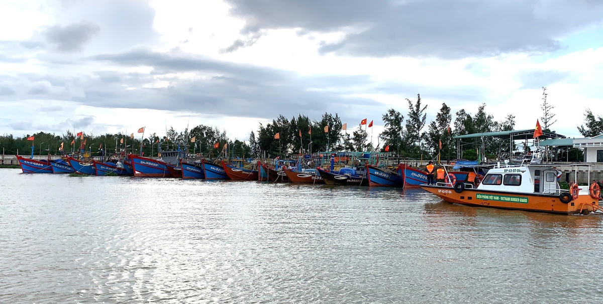 Lực lượng Bộ đội biên phòng tỉnh Quảng Nam kêu gọi tàu thuyền vào trú bão.