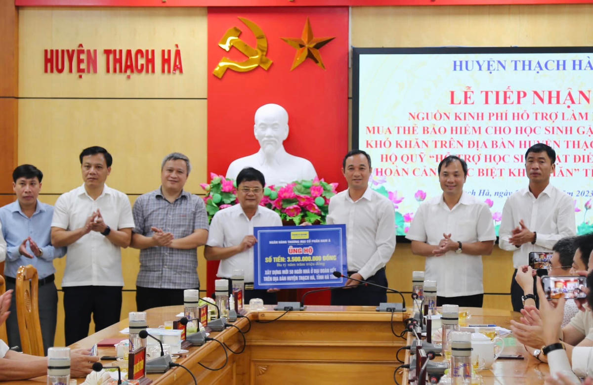 Ngân hàng TMCP Nam Á hỗ trợ 50 ngôi nhà Đại đoàn kết trị giá 3,5 tỷ đồng cho bà con nhân dân huyện Thạch Hà.