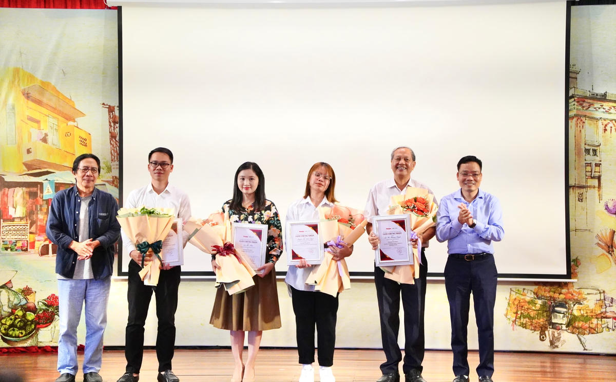 Trao giải Khuyến khích cho các tác giả tại cuộc thi viết Ký ức Hà Nội 2023 (Ảnh: Ngọc Hà)