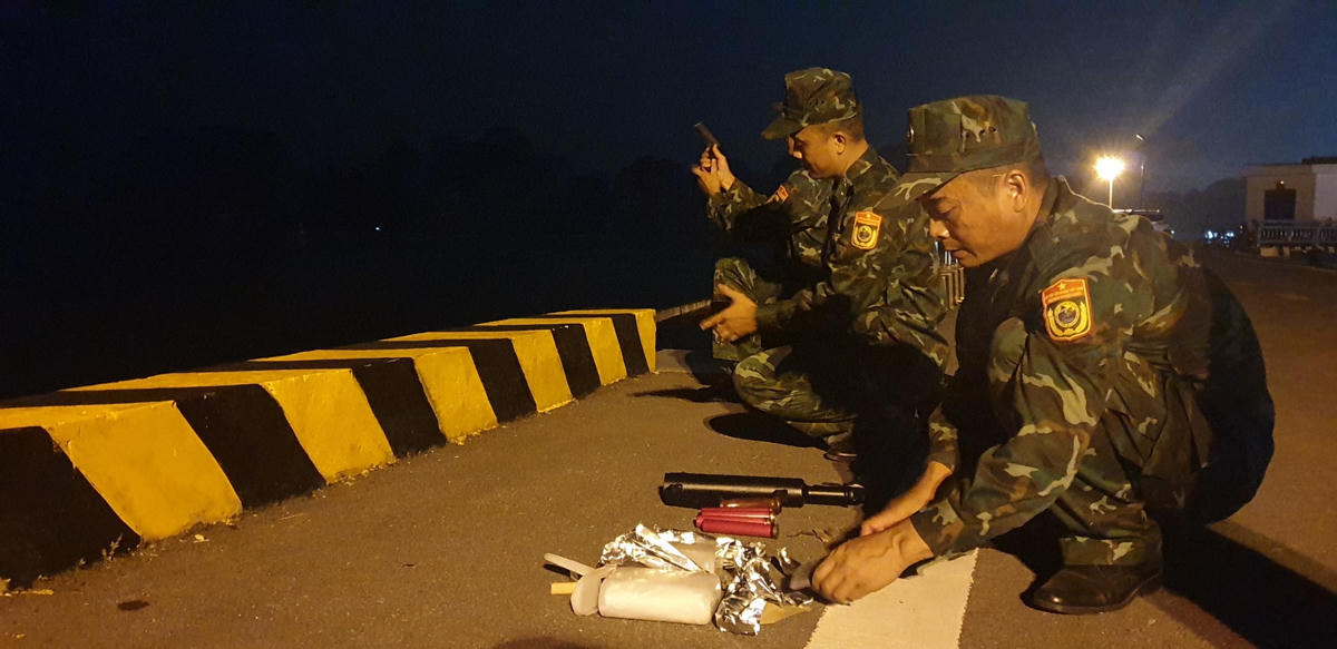 19h, các chiến sỹ được giao nhiệm vụ chuẩn bị súng và pháo báo hiệu.