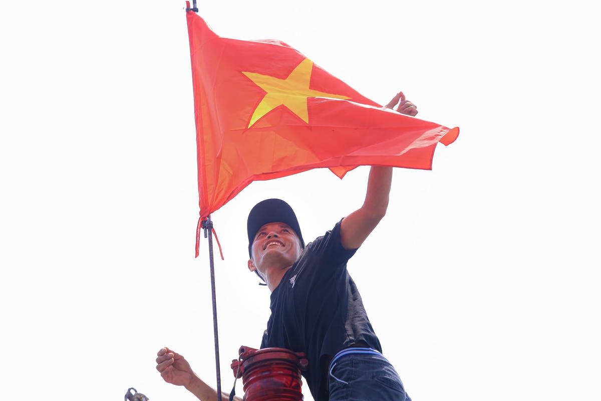 Những lá cờ Tổ quốc từ các chương trình của Báo Người Lao động đã góp phần giúp ngư dân vững tin hơn trong nhiệm vụ bảo vệ chủ quyền ngoài khơi.