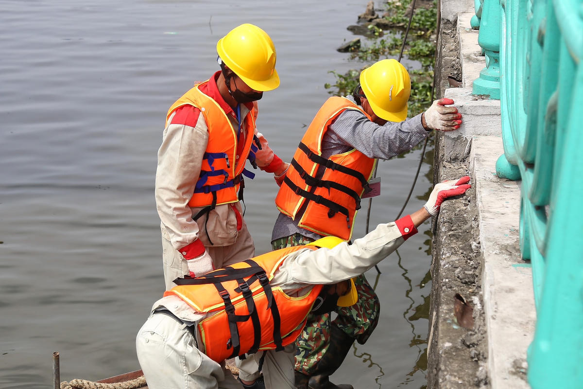 "Chúng tôi sẽ tập trung thực hiện tháo dỡ bắt đầu từ ngày hôm nay cho đến lúc nào xong thì dừng lại, kể cả vào những kỳ nghỉ lễ. Thời gian này, chúng tôi sẽ tập trung thực hiện giải quyết dứt điểm đối với cái bến cập du thuyền. Bước đầu, chúng tôi tập trung thực hiện quyết định áp dụng cách cưỡng chế khắc phục hậu quả đối với bến cập du thuyền, phần sàn chìm của Công ty CP Potomac sau đó sẽ tiếp tục xây dựng kế hoạch để di chuyển, di dời, tháo dỡ nốt các phương tiện còn lại của Công ty cổ phần nhà nổi Hồ Tây", ông Tuấn nhấn mạnh.