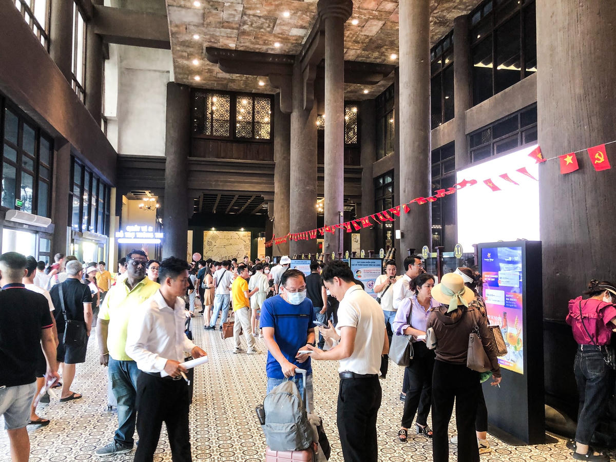 Du khách đến Cảng tàu khách Quốc tế Hạ Long ngay từ sáng sớm để đi tham quan vịnh Hạ Long, đa số đều là khách đi theo đoàn. Theo ghi nhận, đến khoảng 12h trưa cùng ngày vẫn còn rất đông người chờ đến lượt lên tàu.