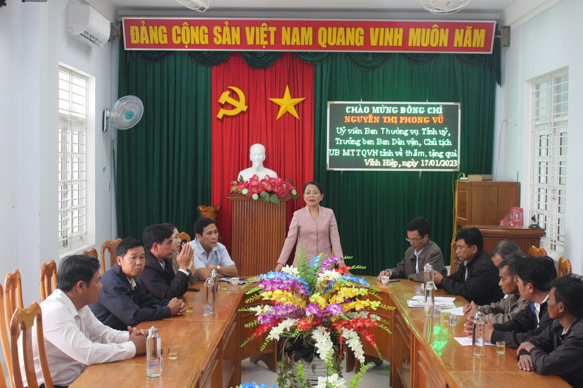 Bà Nguyễn Thị Phong Vũ, Chủ tịch Ủy ban MTTQ Việt Nam tỉnh Bình Thuận, thăm và chúc Tết Đảng ủy, HDDND, UBND - UB MTTQ Việt Nam xã Vĩnh Hiệp, huyện Vĩnh Thạnh.
