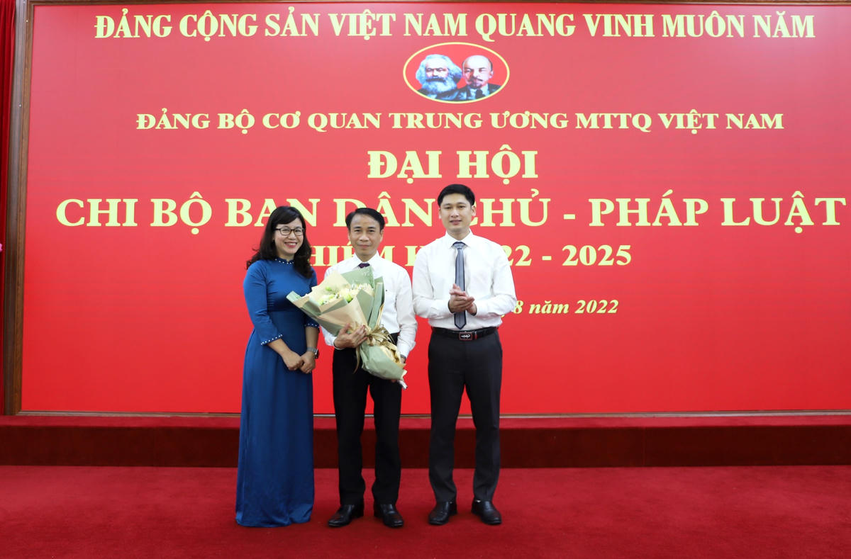 Tặng hoa đồng chí thôi không tham gia Chi ủy Chi bộ Ban Dân chủ - Pháp luật, nhiệm kỳ 2022 – 2025. 