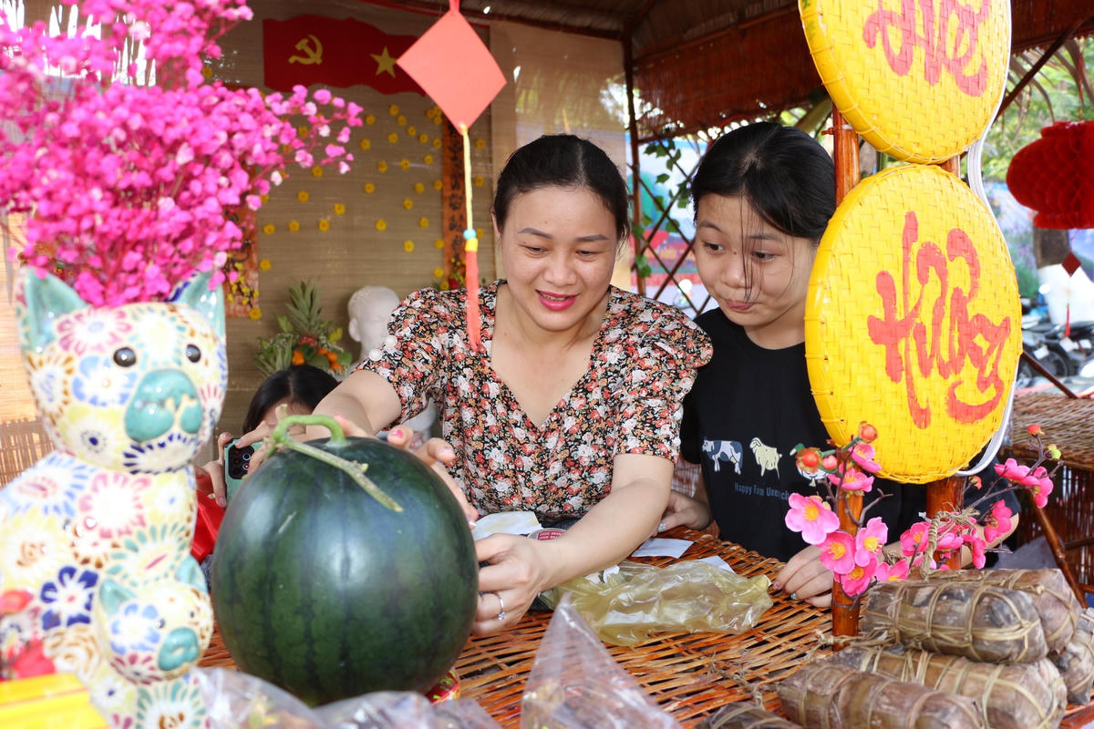 Một gian hàng tại ‘Chợ quê ngày tết’ giữa lòng thành phố Bạc Liêu.