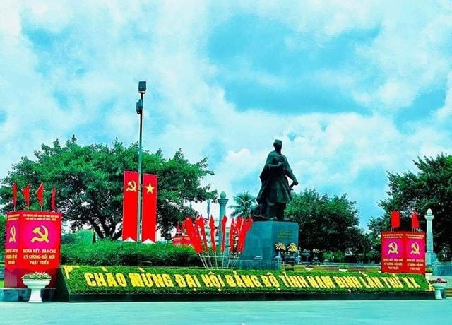 Tượng đài Quốc công Tiết chế Hưng đạo Đại vương Trần Quốc Tuấn tại trung tâm TP Nam Định.