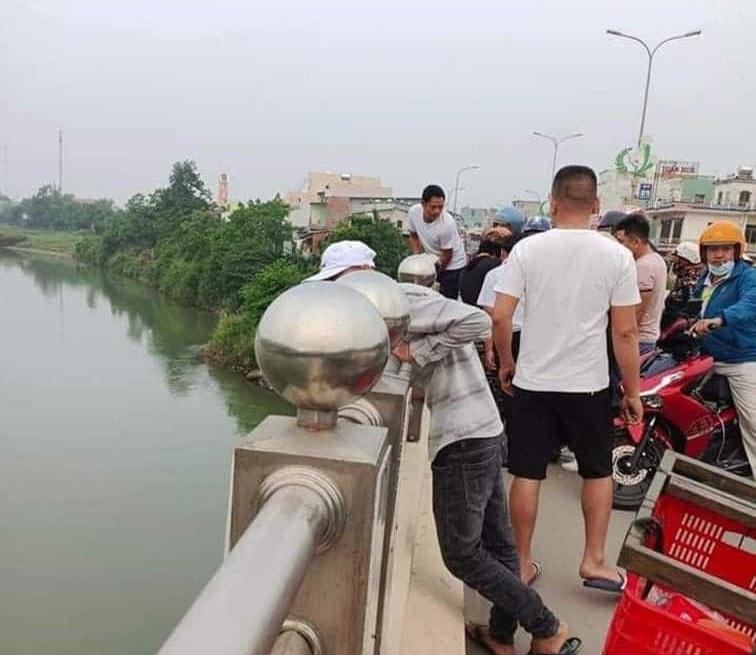 Người dân địa phương đứng trên cầu Ái Nghĩa. (Ảnh CTV).