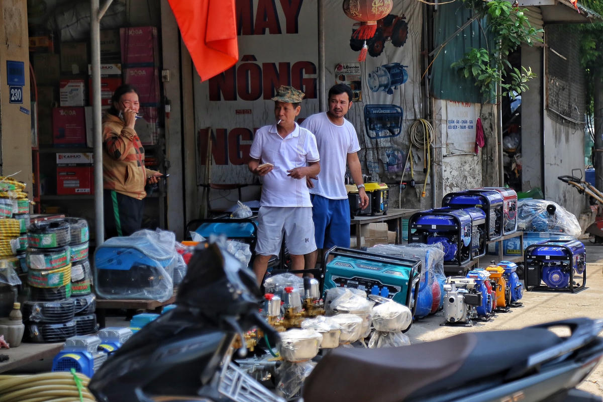 Mất điện, dân Thủ đô chi tiền triệu đổ xô đi 'sắm' máy phát điện