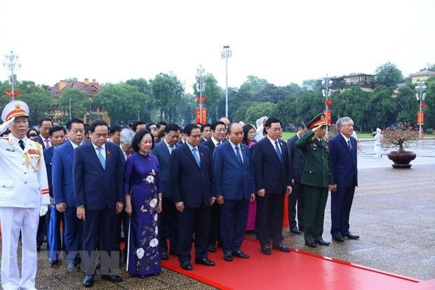Các đại biểu Quốc hội thành kính tưởng nhớ Chủ tịch Hồ Chí Minh. (Ảnh: Văn Điệp/TTXVN).