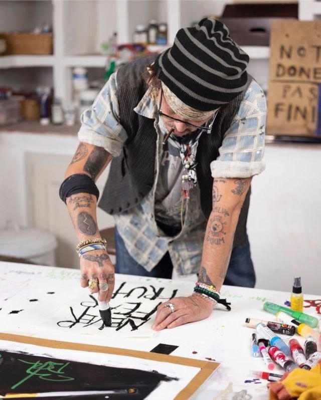 Johnny Depp chia sẻ sở thích hội hoạ của mình trên trang cá nhân  