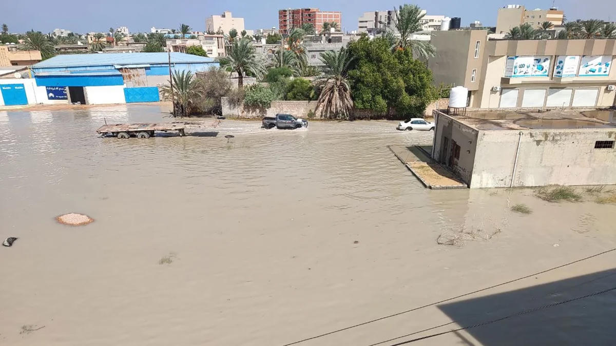 Nhà cửa, phương tiện và nơi làm việc bị hư hại sau lũ lụt do mưa lớn ở Misrata, Libya. Ảnh: CNN.