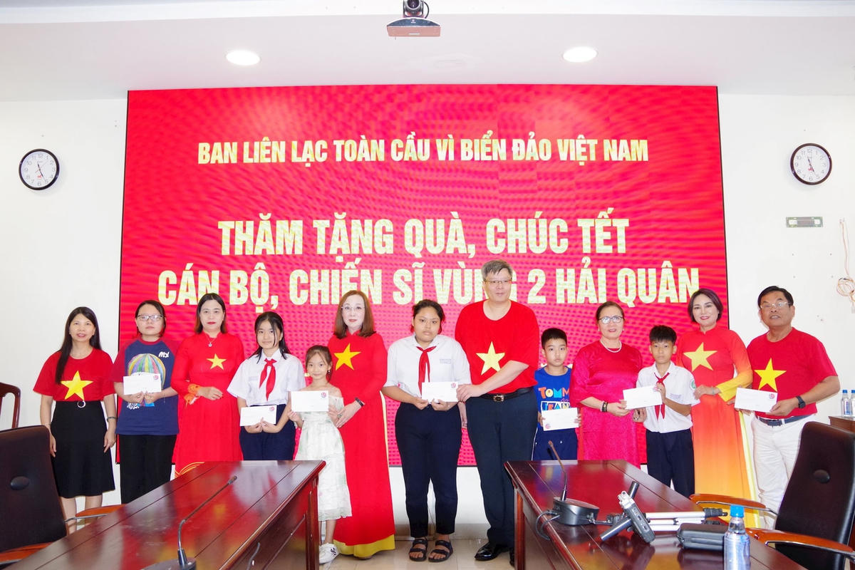 Đại diện BLL trao quà cho con em cán bộ chiến sỹ Vùng 2