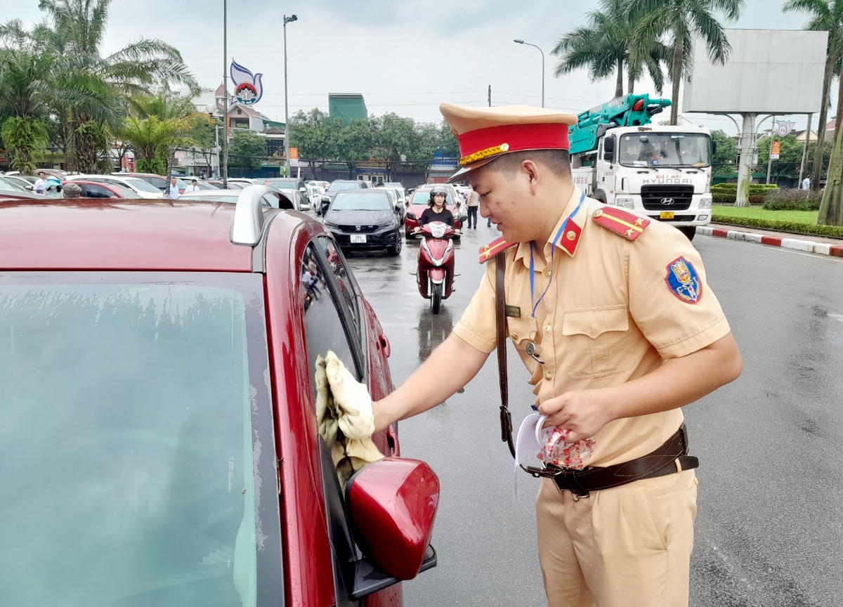 Những phương tiện dừng, đỗ sai quy định sẽ được lực lượng CSGT dán thông báo phạt nguội.