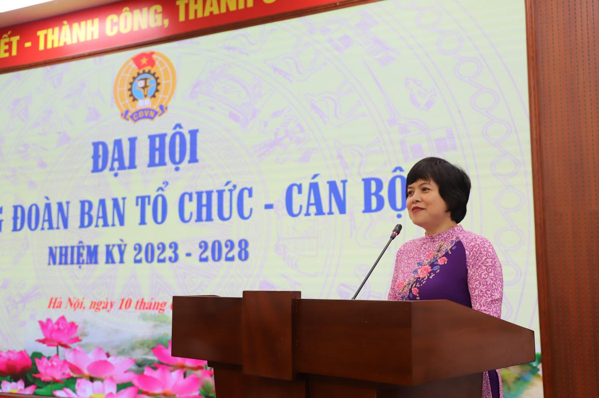 Bà Vũ Thị Thu Hà, Phó Chủ tịch Công đoàn cơ quan Trung ương MTTQ Việt Nam phát biểu tại Đại hội.