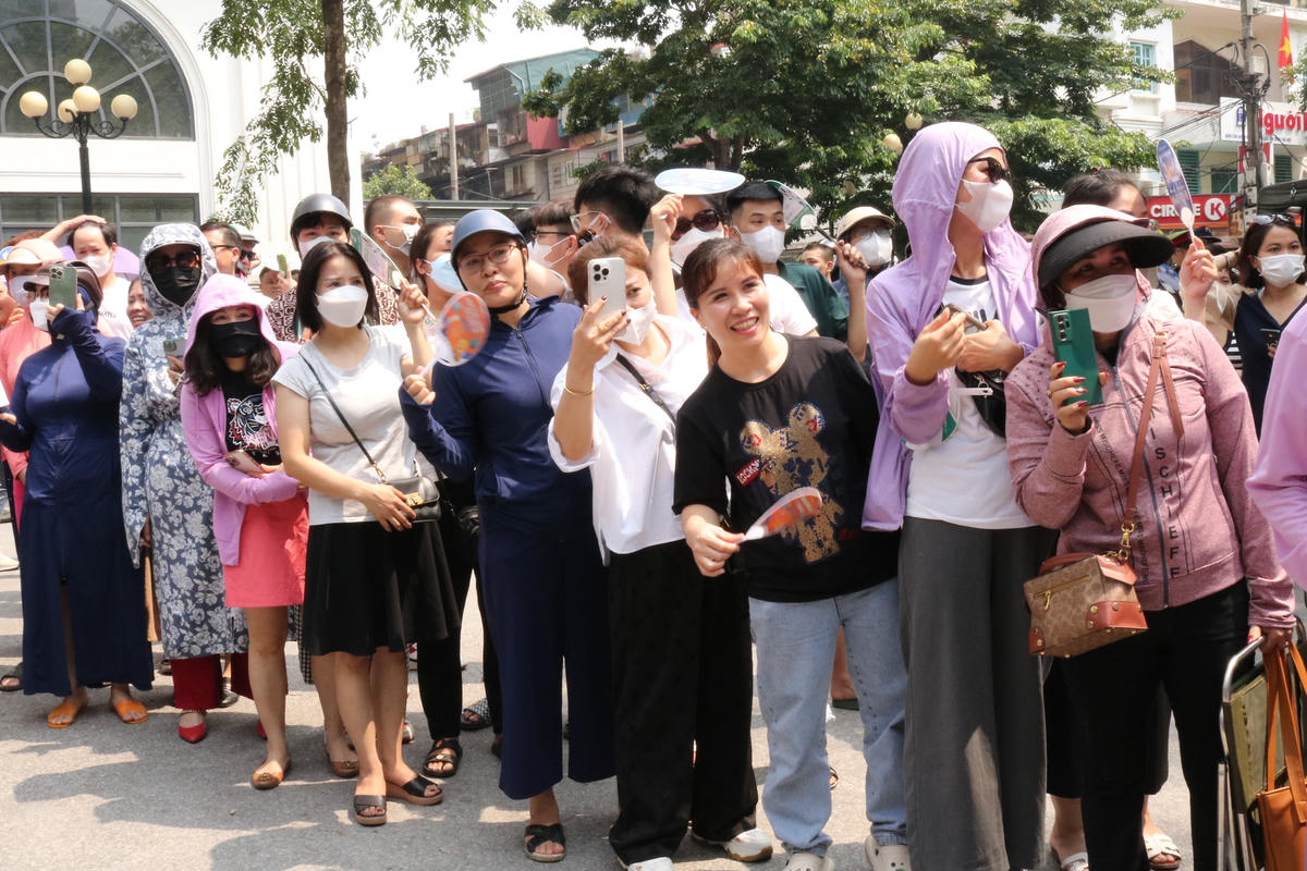 Học sinh và phụ huynh vui mừng vì con hoàn thành bài thi tương đối tốt.