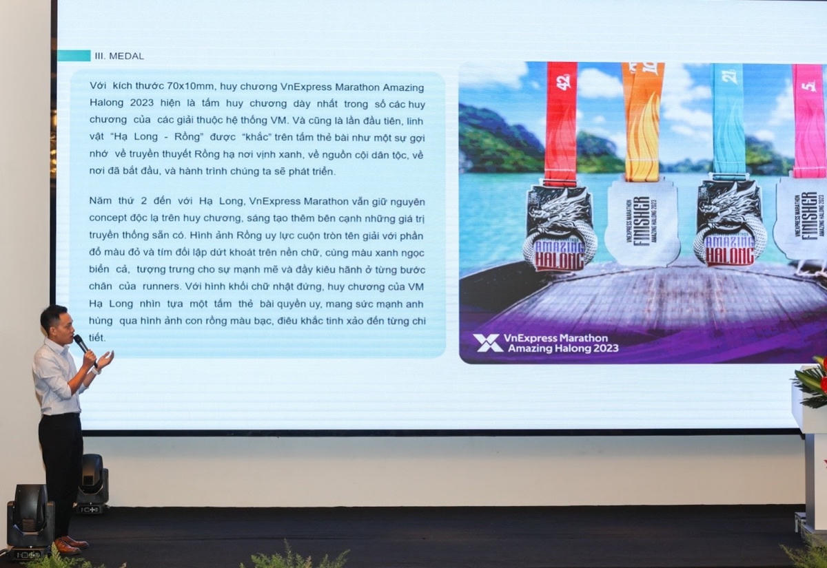Huy chương VnExpress Marathon Amazing Hạ Long 2023 được trạm trổ hình ảnh con rồng.