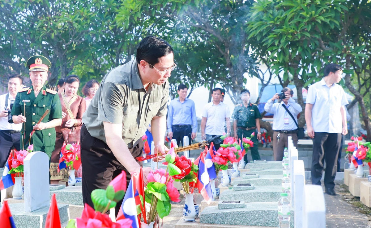 Thủ tướng dâng hương lên anh linh các liệt sĩ tại Nghĩa trang Việt - Lào.