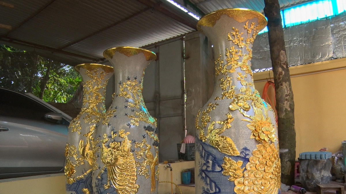 Các sản phẩm gốm được dát vàng trưng bày phía bên ngoài các xưởng tại làng Kiêu Kỵ