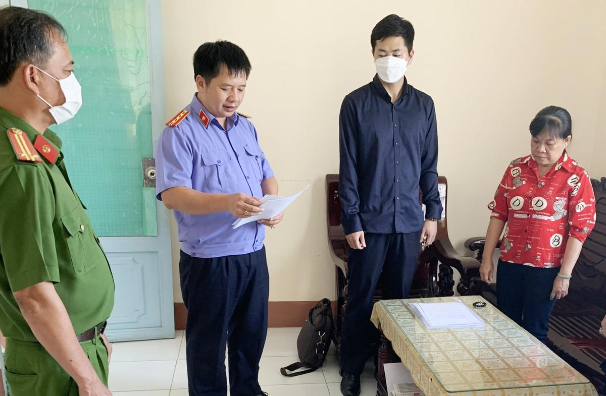 Bị can Nguyễn Thị Ngọc Tuyền, nguyên Thủ quỹ Chi cục THADS huyện Thới Lai (TP Cần Thơ) (áo đỏ) nghe lệnh bắt. 
