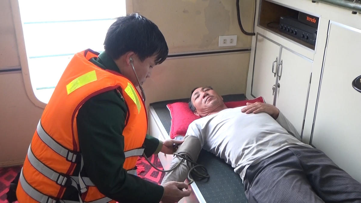 Họ được Quân y Biên phòng Nam Định chăm sóc y tế trước khi bàn giao cho gia đình.