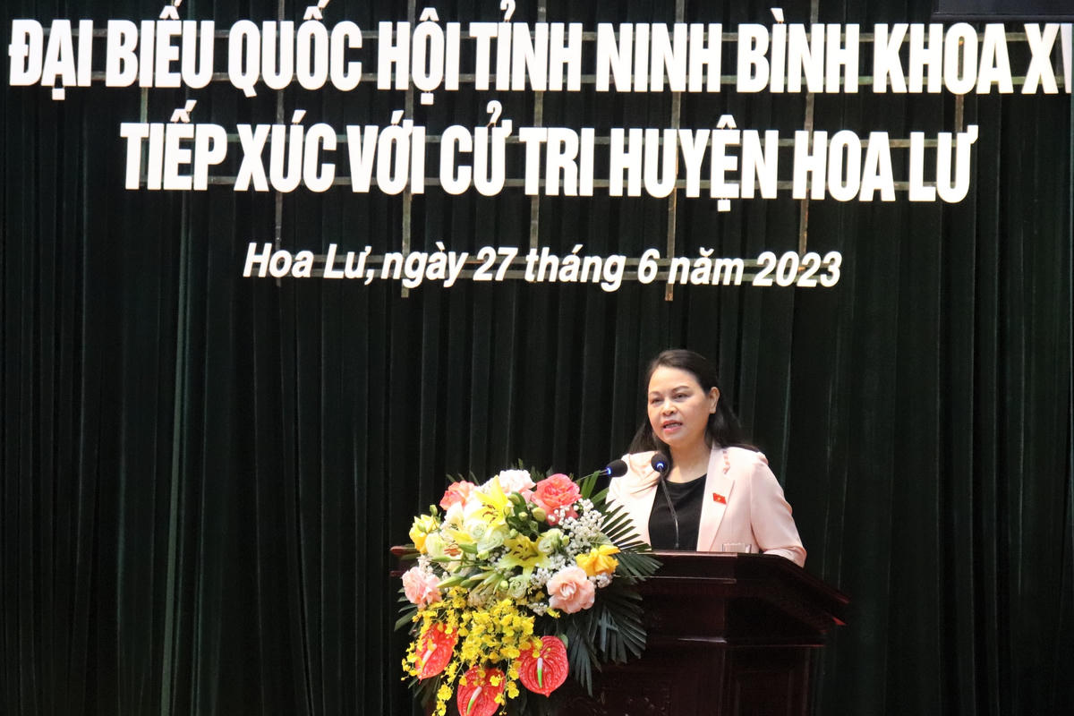 Bà Nguyễn Thị Thu Hà, Ủy viên Trung ương Đảng, Phó Chủ tịch - Tổng Thư ký UBTƯ MTTQ Việt Nam trả lời những kiến nghị của cử tri.