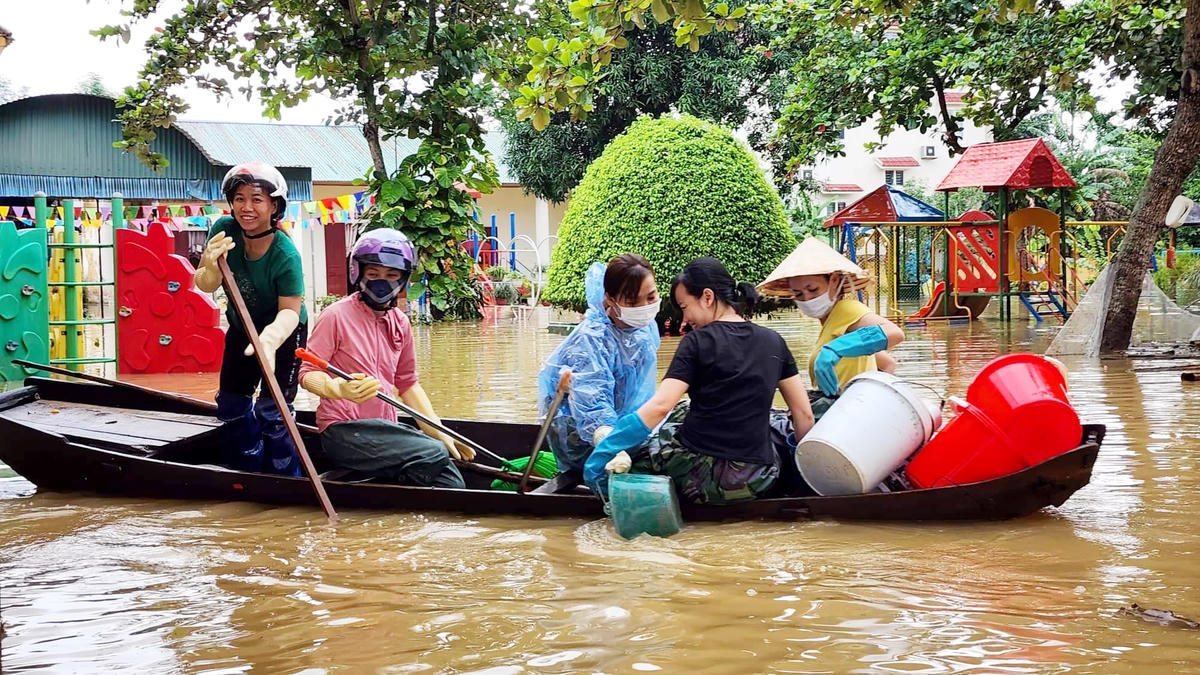 Nhiều trường học trên địa bàn huyện Đức Thọ còn ngập sâu trong nước, công tác dọn vệ sinh gặp nhiều khó khăn.