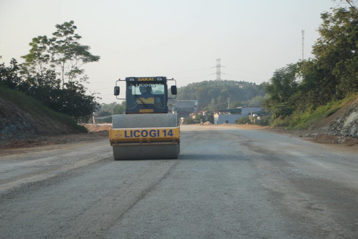 Đơn cị thi công đang tiến hành lu lèn nền đường. Ảnh: Ngô Hùng