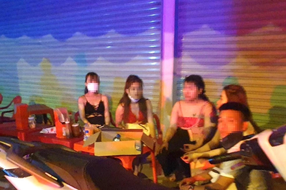 Những nữ nhân viên quán karaoke An Phú may mắn thoát chết.