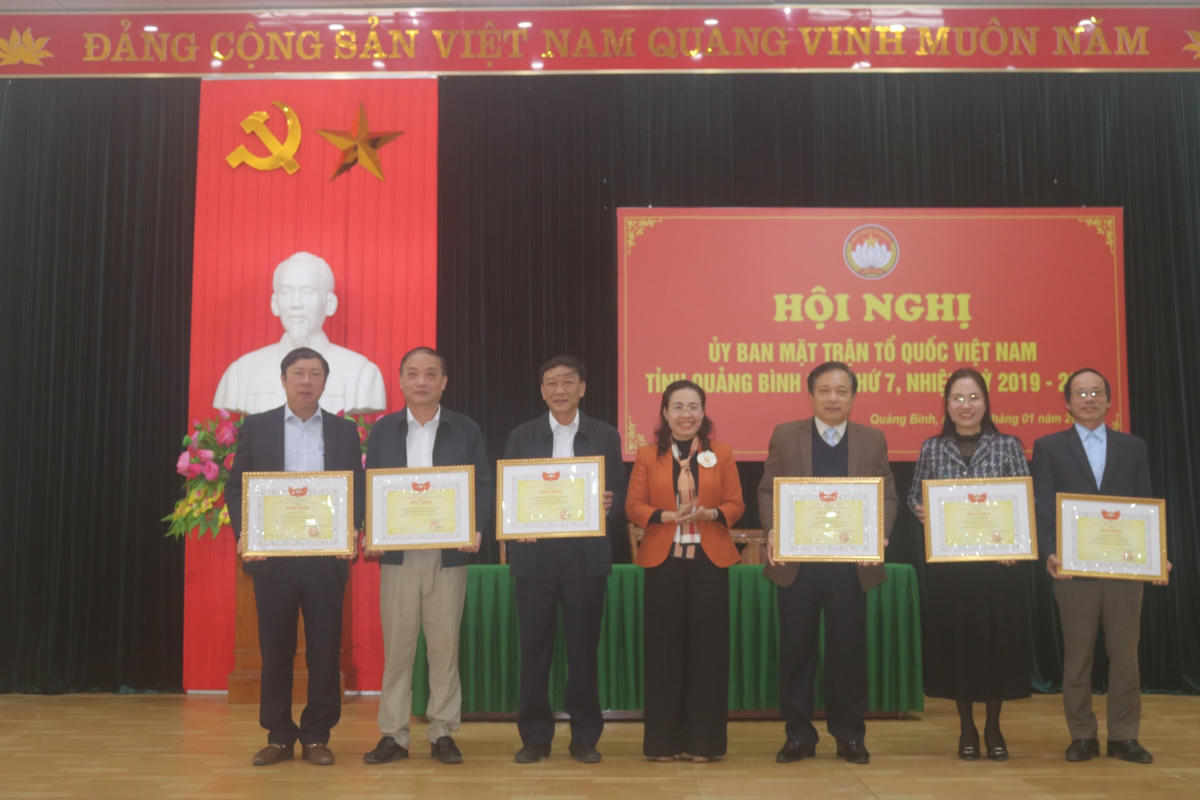 Tặng Bằng khen của UBTƯ MTTQ Việt Nam cho các tập thể và cá nhân.