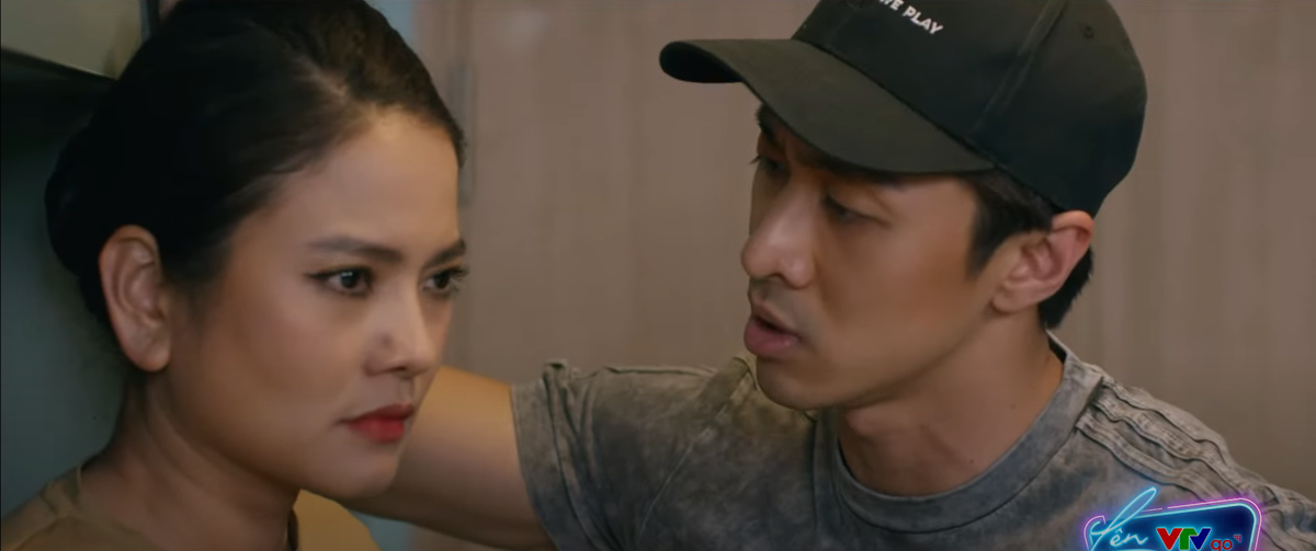 Gã tình trẻ Cường xuất hiện, dùng clip “ân ái” để tống tiền Lam. Ảnh: CMH. 