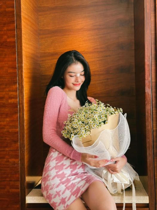 Những ngày qua, mạng xã hội bất ngờ lan truyền hình ảnh mới của Á hậu Nguyễn Hà Kiều Loan. Á hậu 1 Hoa hậu Thế giới Việt Nam 2019 khiến nhiều người bất ngờ với diện mạo mới. Trước đó người đẹp từng lên tiếng xác nhận đã phẫu thuật thẩm mỹ để tự tin hơn.