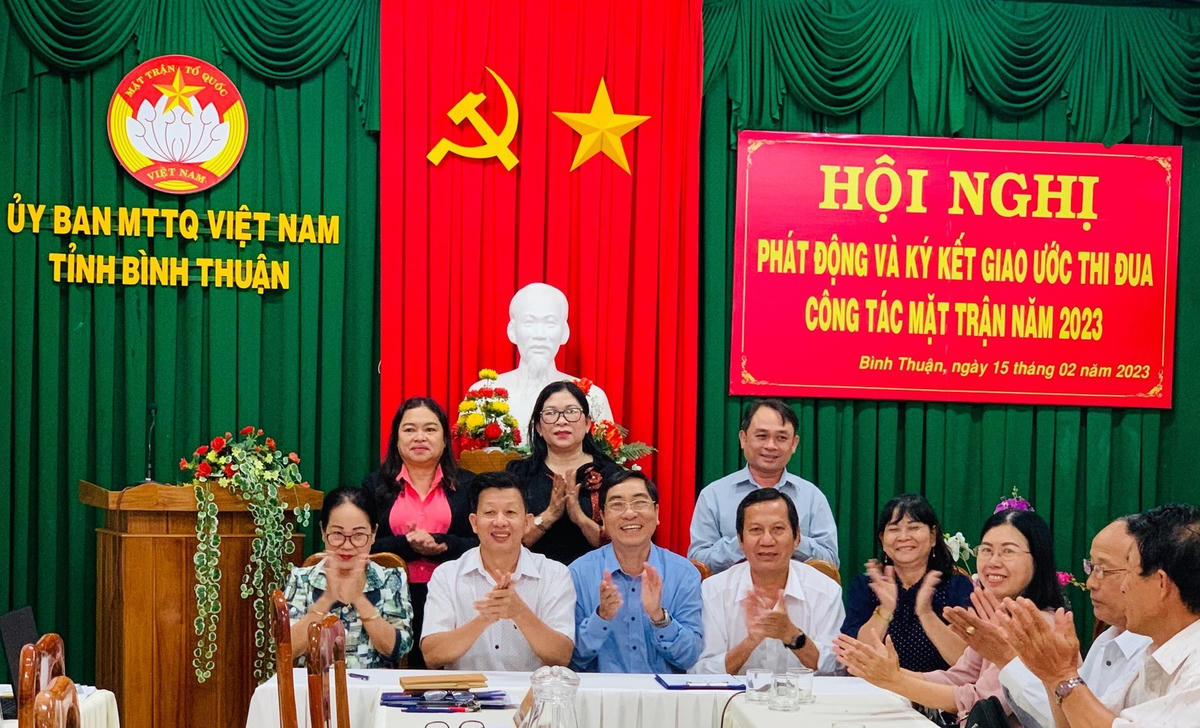 Mặt trận các huyện, thị, thành phố ký kết giao ước thi đua năm 2023.