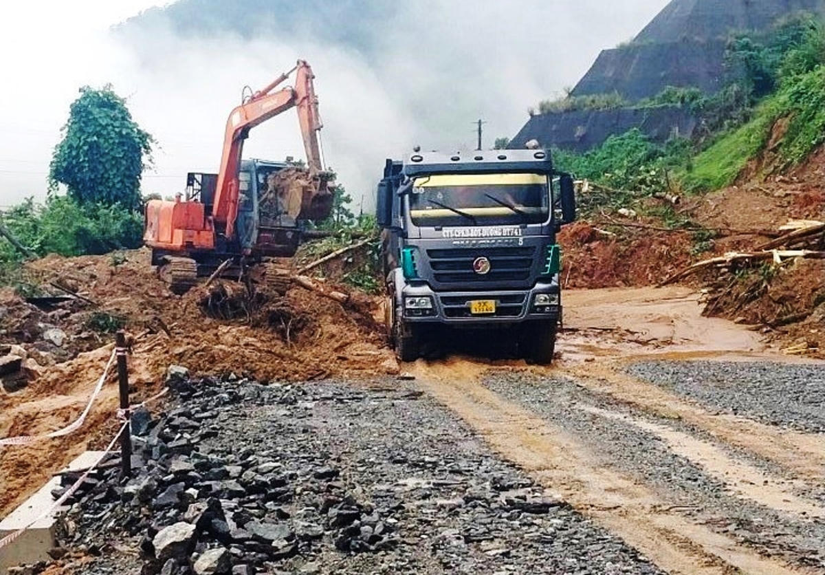 Lực lượng chức năng khắc phục điểm sạt lở tại cầu Phước Sơn.