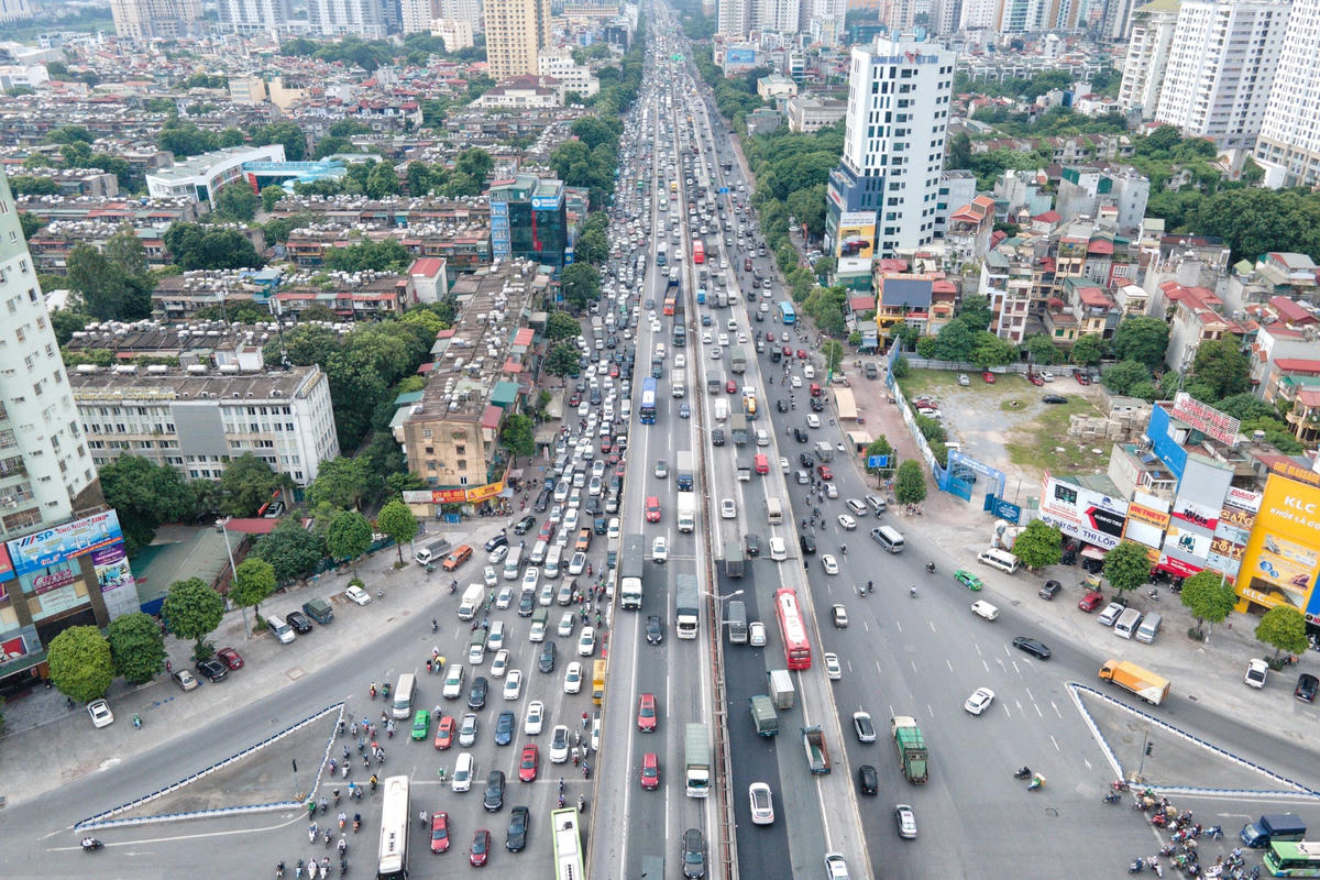 Càng về tối, lượng người tham gia giao thông theo hướng ra khỏi thành phố ngày một đông.