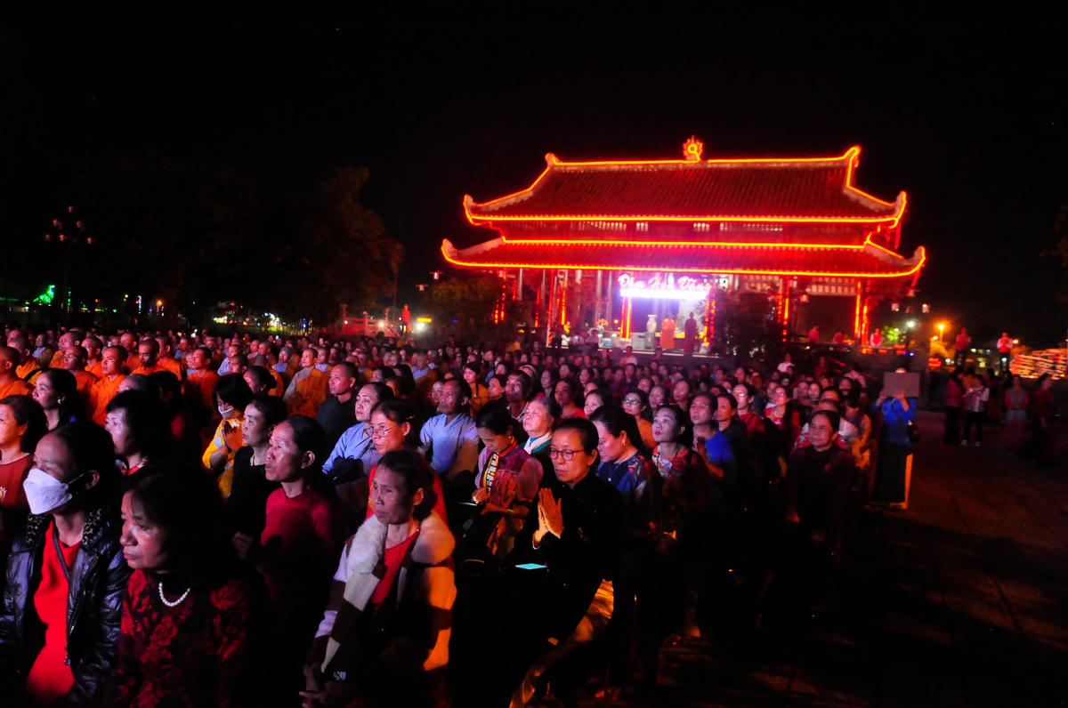 Tăng ni, Phật tử tham gia Đại lễ.
