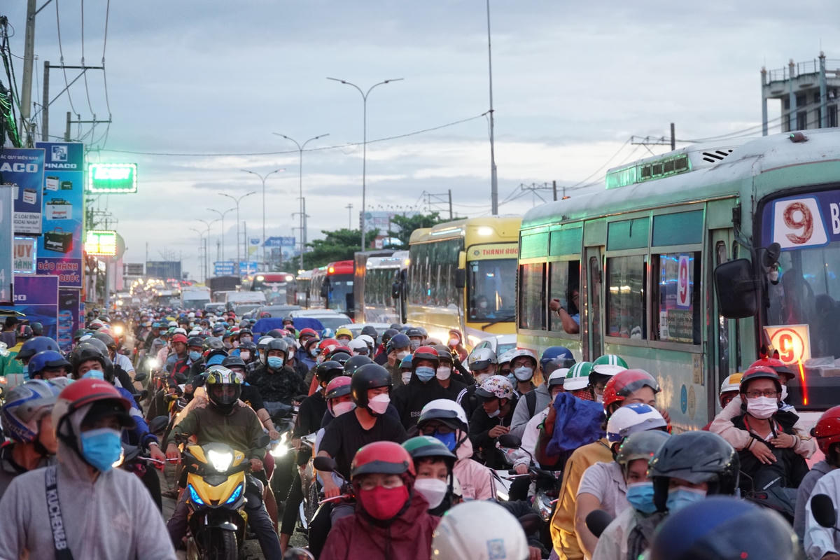 Hàng ngàn người dân nhích từng chút một để về nhà sau kỳ nghỉ lễ 2/9.