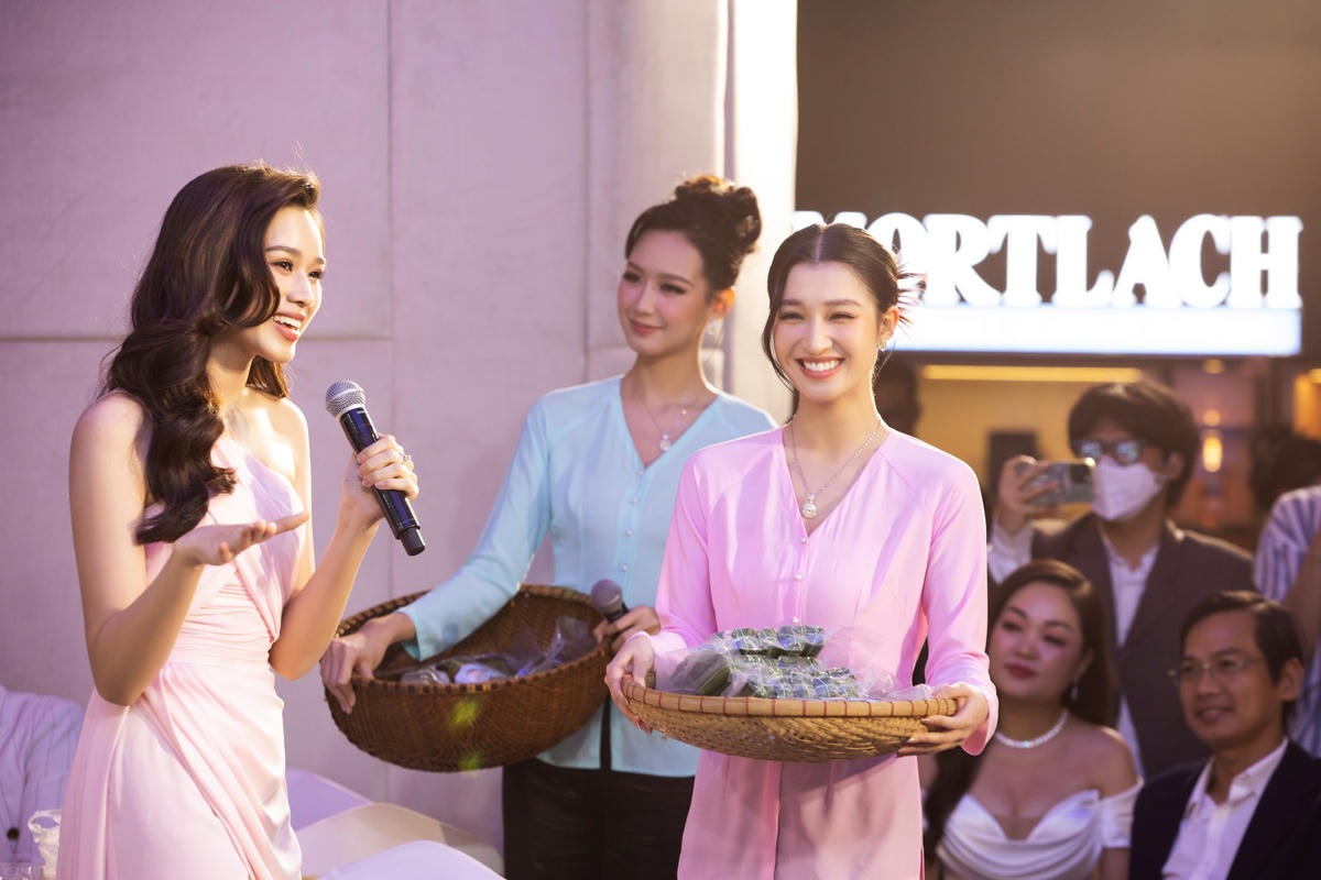 Hoa hậu Đỗ Thị Hà, Á hậu Bảo Ngọc và Á hậu Phương Nhi có mặt trong buổi đấu giá. 
