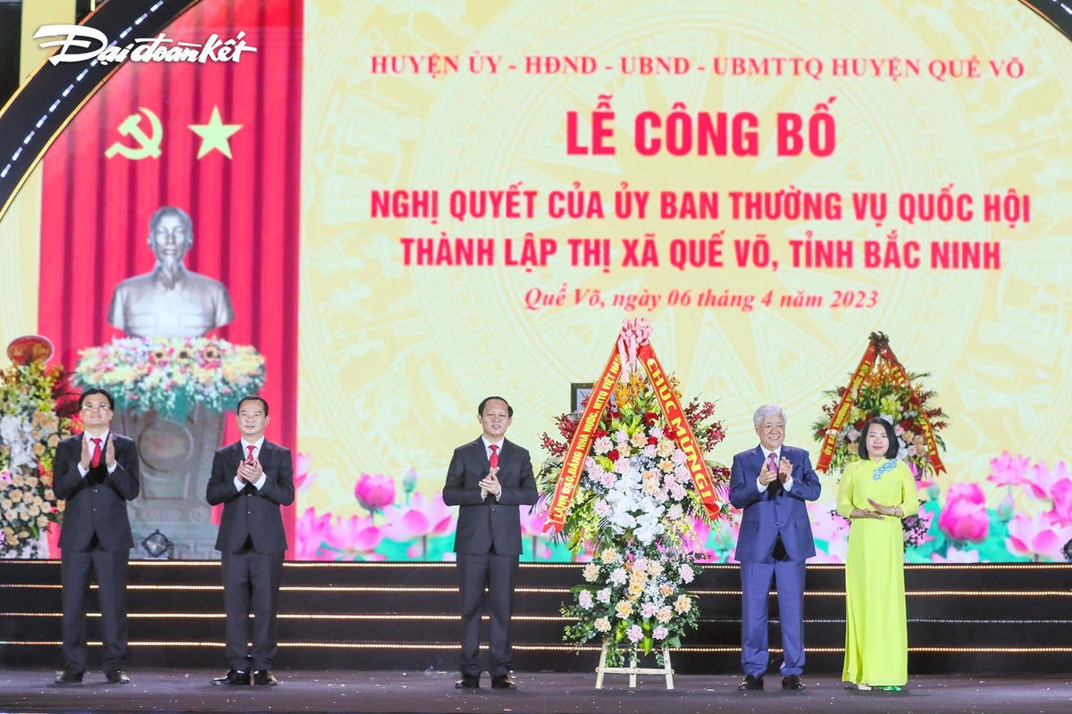Bí thư Trung ương Đảng, Chủ tịch UBTƯ MTTQ Việt Nam Đỗ Văn Chiến tặng hoa chúc mừng thị xã Quế Võ. Ảnh: Quang Vinh.
