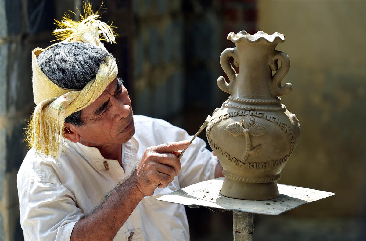 Nghệ thuật làm gốm của người Chăm.