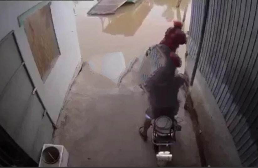 Hình ảnh người phụ nữ quăng con 1 tuổi xuống sông khiến nhiều người kinh hãi được camera ghi lại. (Ảnh tư liệu).
