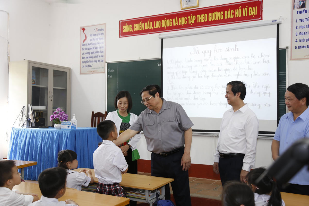 Thủ tướng ân cần hỏi thăm, động viên giáo viên và học sinh
