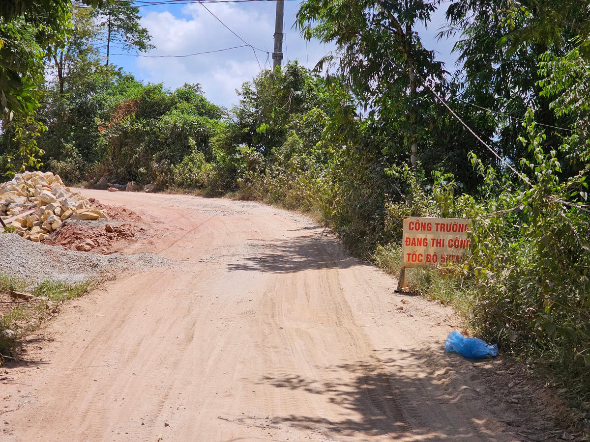 Tuyến đường Huyền Trân Công Chúa đoạn từ nút giao đường Đoàn Nhữ Hài đến Quốc lộ 49A dài hơn 1,7 km được đầu tư, nâng cấp từ tháng 9/2020. Tuyến đường này nằm trong dự án Chương trình phát triển các đô thị loại II - tiểu dự án Thừa Thiên Huế. Thế nhưng, sau gần 3 năm triển khai, tuyến đường này vẫn đang trong tình trạng dang dở.