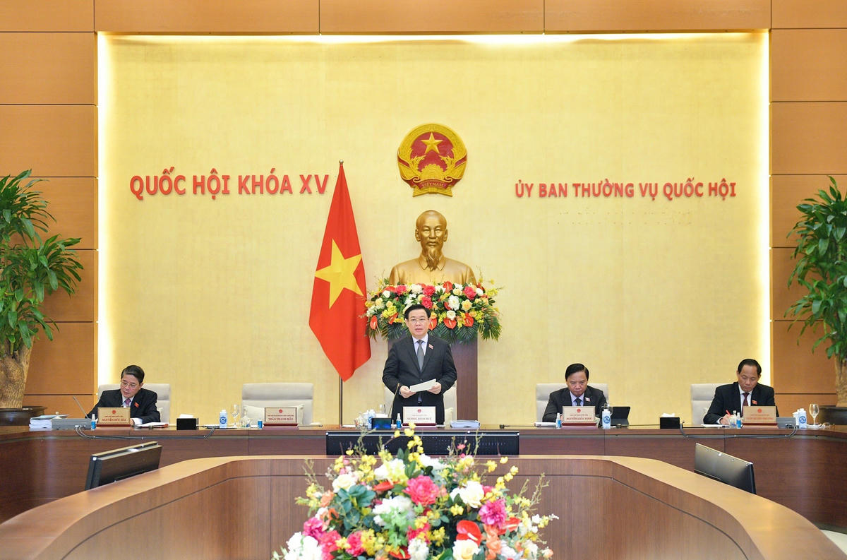 Chủ tịch Quốc hội Vương Đình Huệ phát biểu tại phiên họp chuyên đề pháp luật tháng 4/2023. Nguồn: quochoi.vn