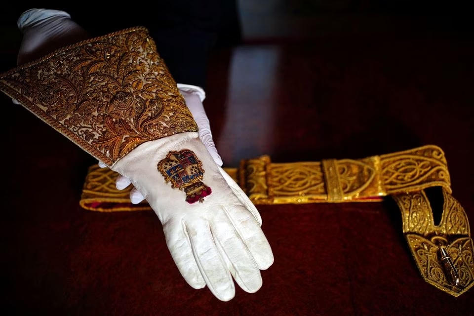 Chiếc găng tay và đai đeo kiếm đã từng được Vua George VI sử dụng trong lễ đăng quang. Ảnh: Reuters.