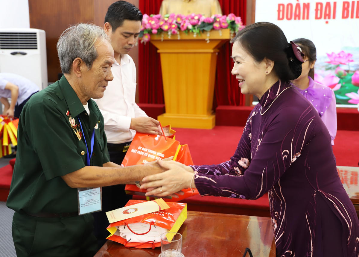 Phó Chủ tịch Trương Thị Ngọc Ánh tặng quà người có công với cách mạng tỉnh Hậu Giang tham dự buổi gặp mặt.