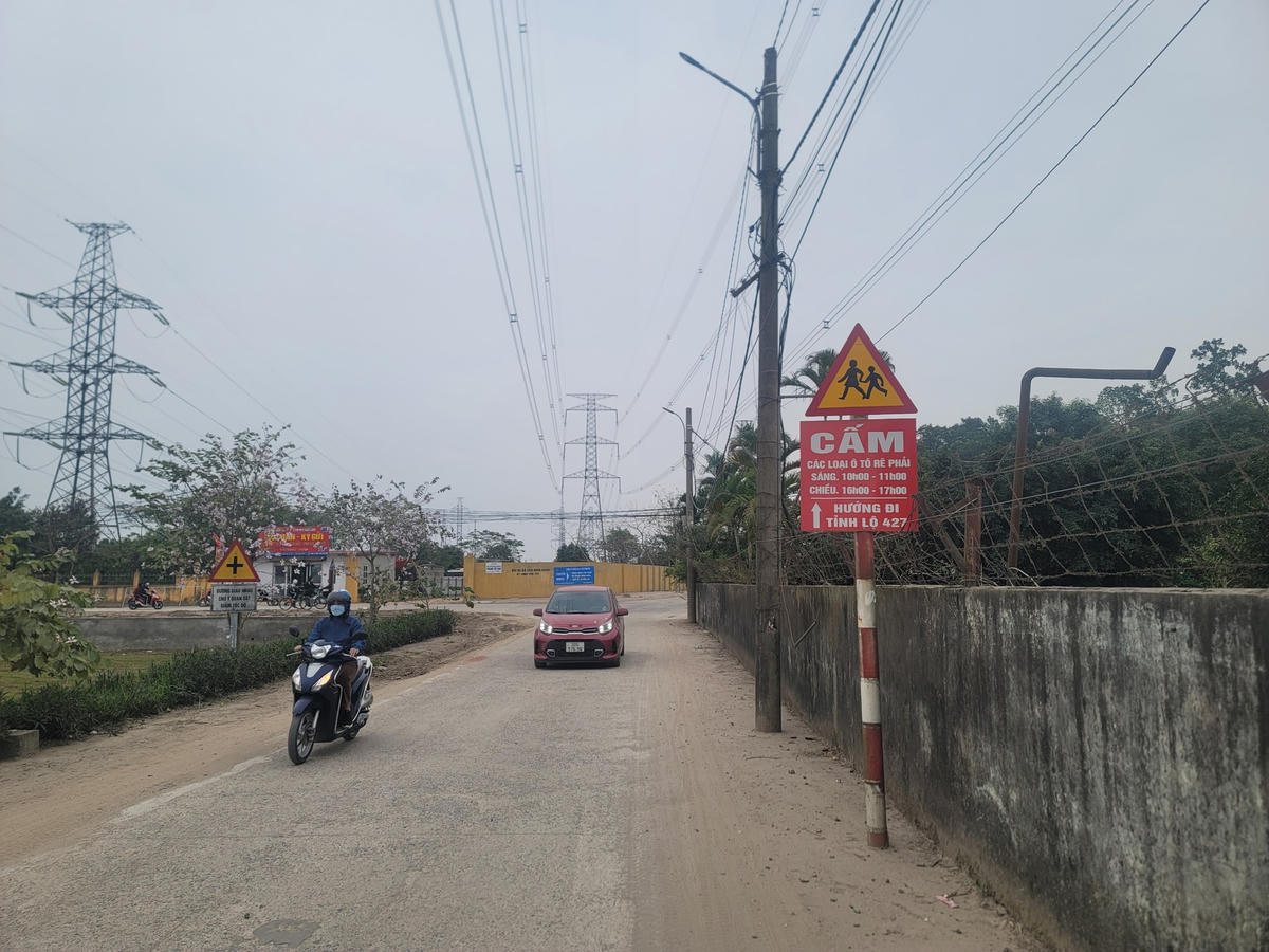 Hà Nội: Nhiều xe ô tô bất chấp biển cấm ngang nhiên đi lại