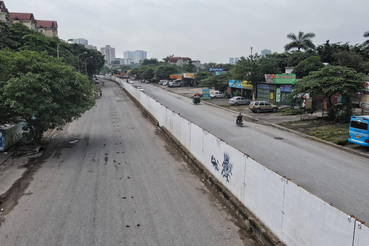 Các lối quay đầu, sang đường của người dân đều bị bịt kín.